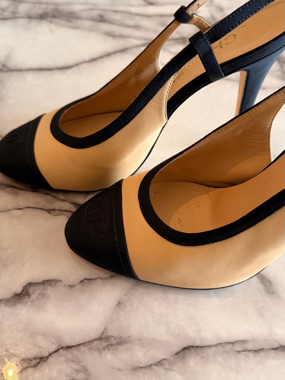 CHANEL Black and Beige Two-Tone Slingback Pumps - Picture 3 of 7